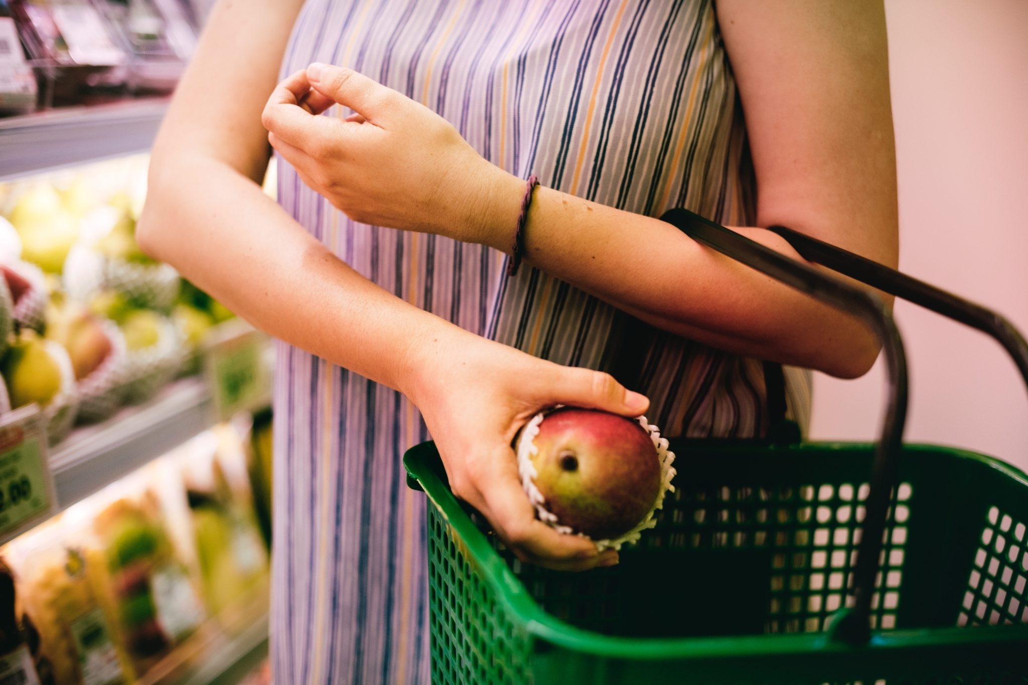 apple-basket-buy-1260305.jpg