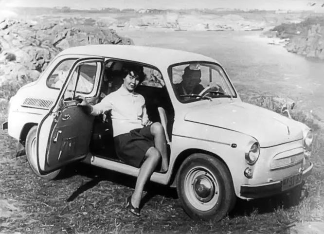 девушка в салоне заз-965