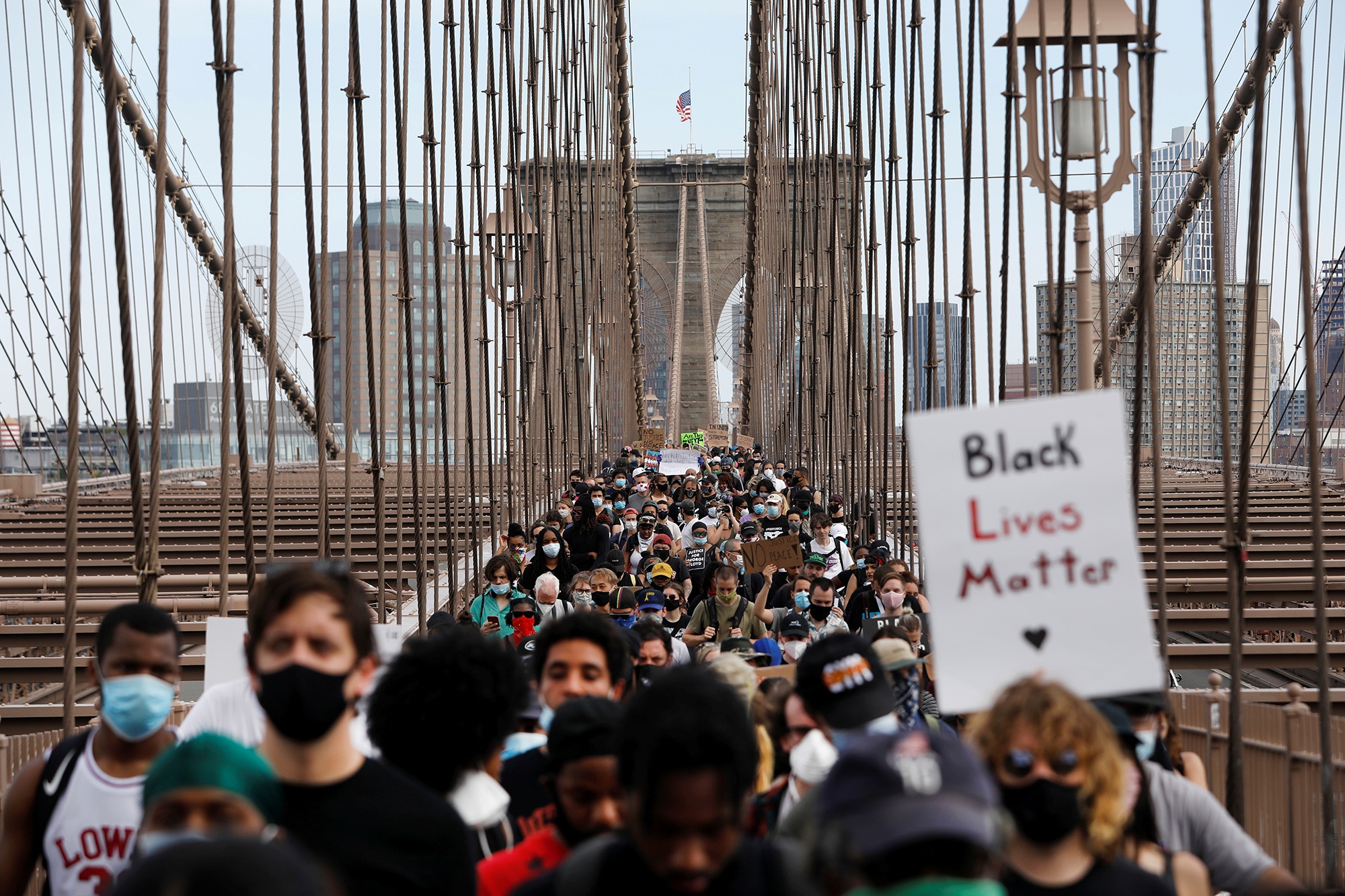 Протестующие на шествии через Бруклинский мост, 4 июняDemonstrators march across Brooklyn Bridge in protest against the death in Minneapolis police custody of George Floyd in the Brooklyn borough of New York City, New York, U.S., June 4, 2020. КРЕДИТ Andrew Kelly/Reuters