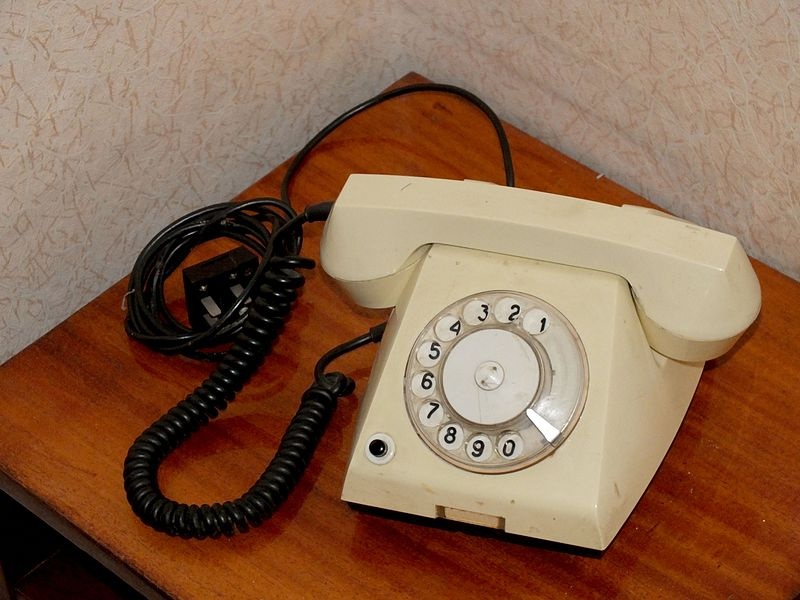 800px-sovetskiy_telefon_ta-68.jpg