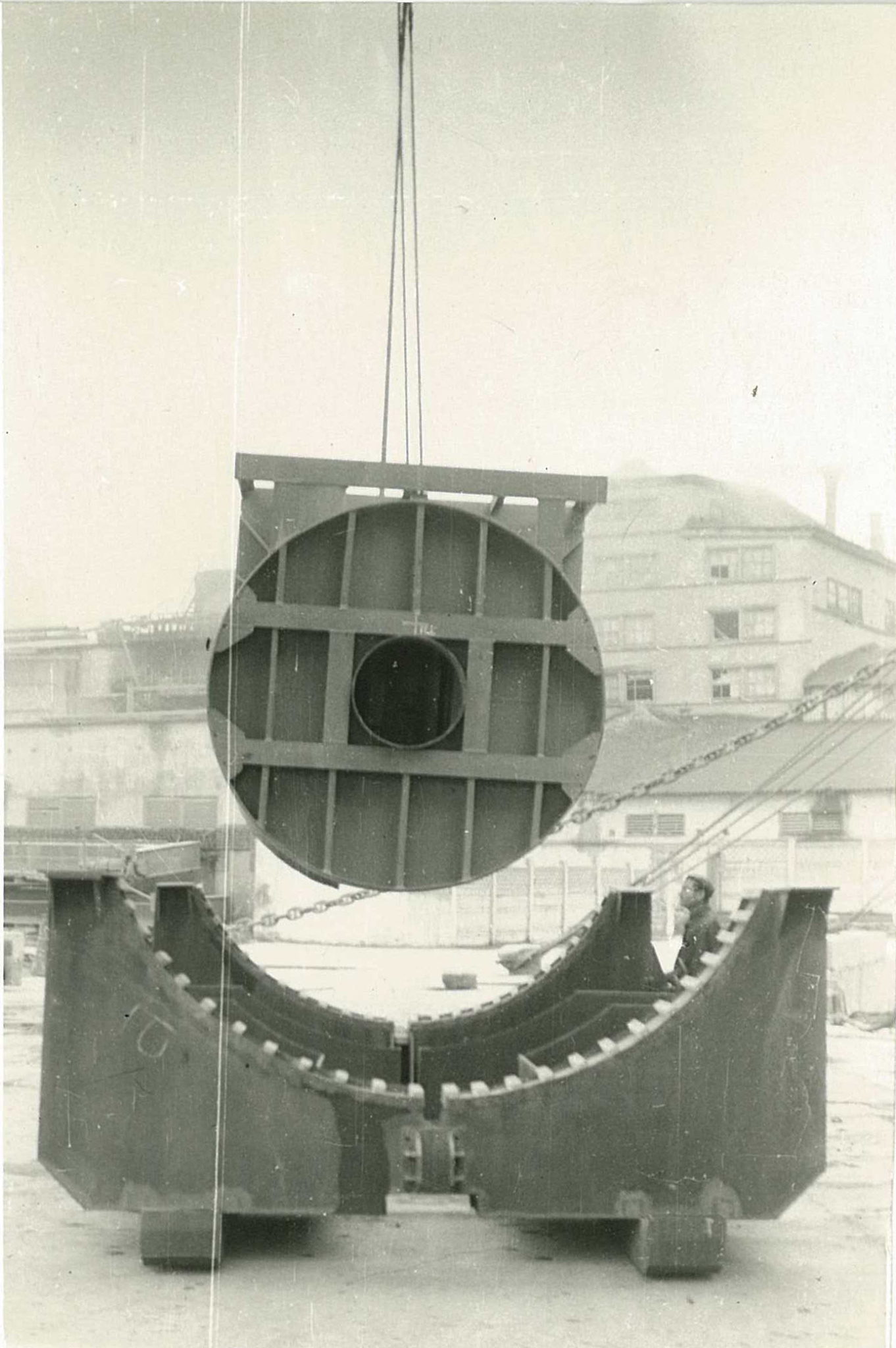 Стыковка в Южном отделении Института океанологии изготовленной «Северным машиностроительным предприятием» (г. Северодвинск) корпуса подводной лаборатории с изготовленным мастерскими Московского авиационного института лафетом