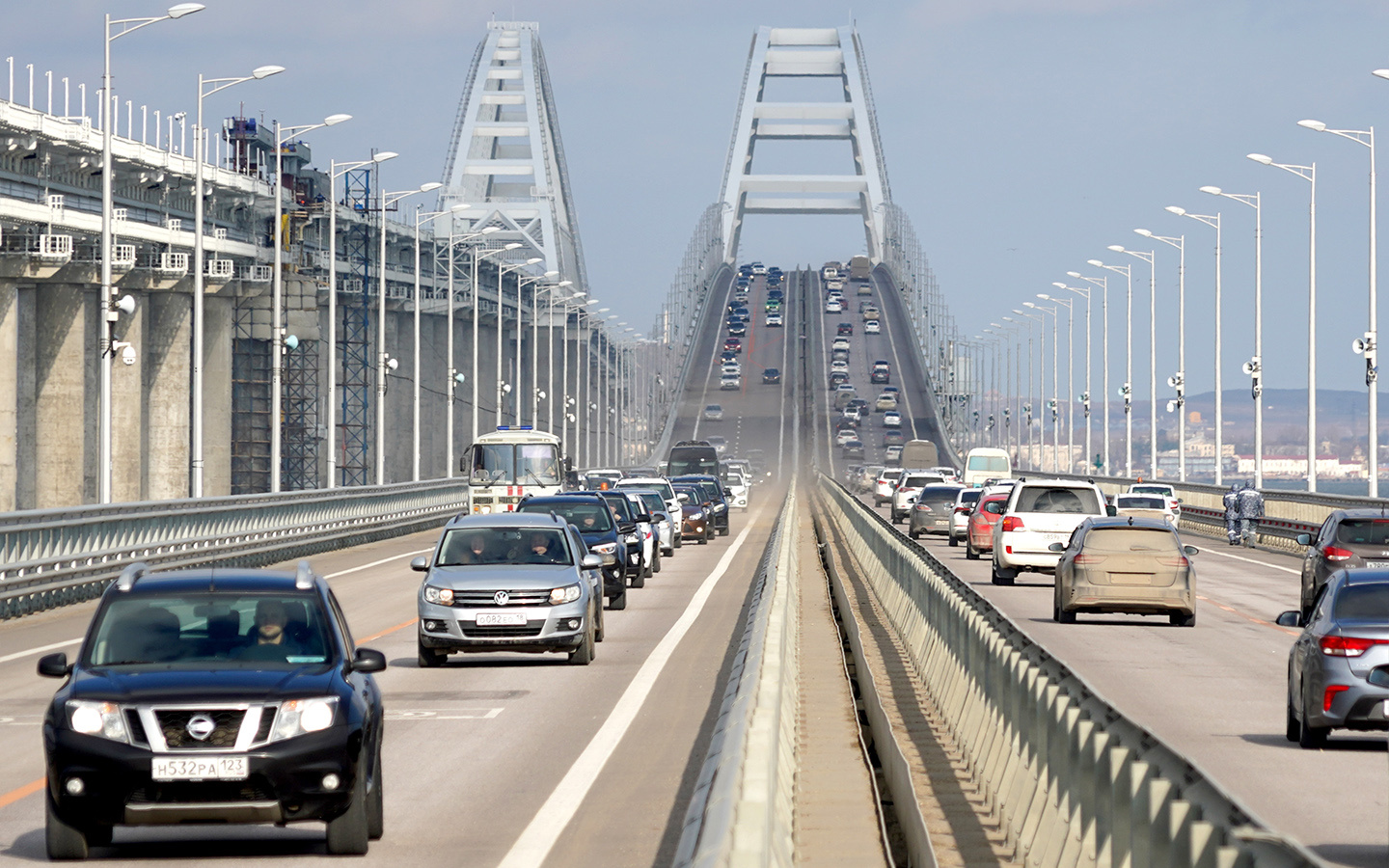 В настоящее время помимо поездов по Крымскому мосту разрешено движение автобусов и легковых автомобилей, в том числе с прицепами