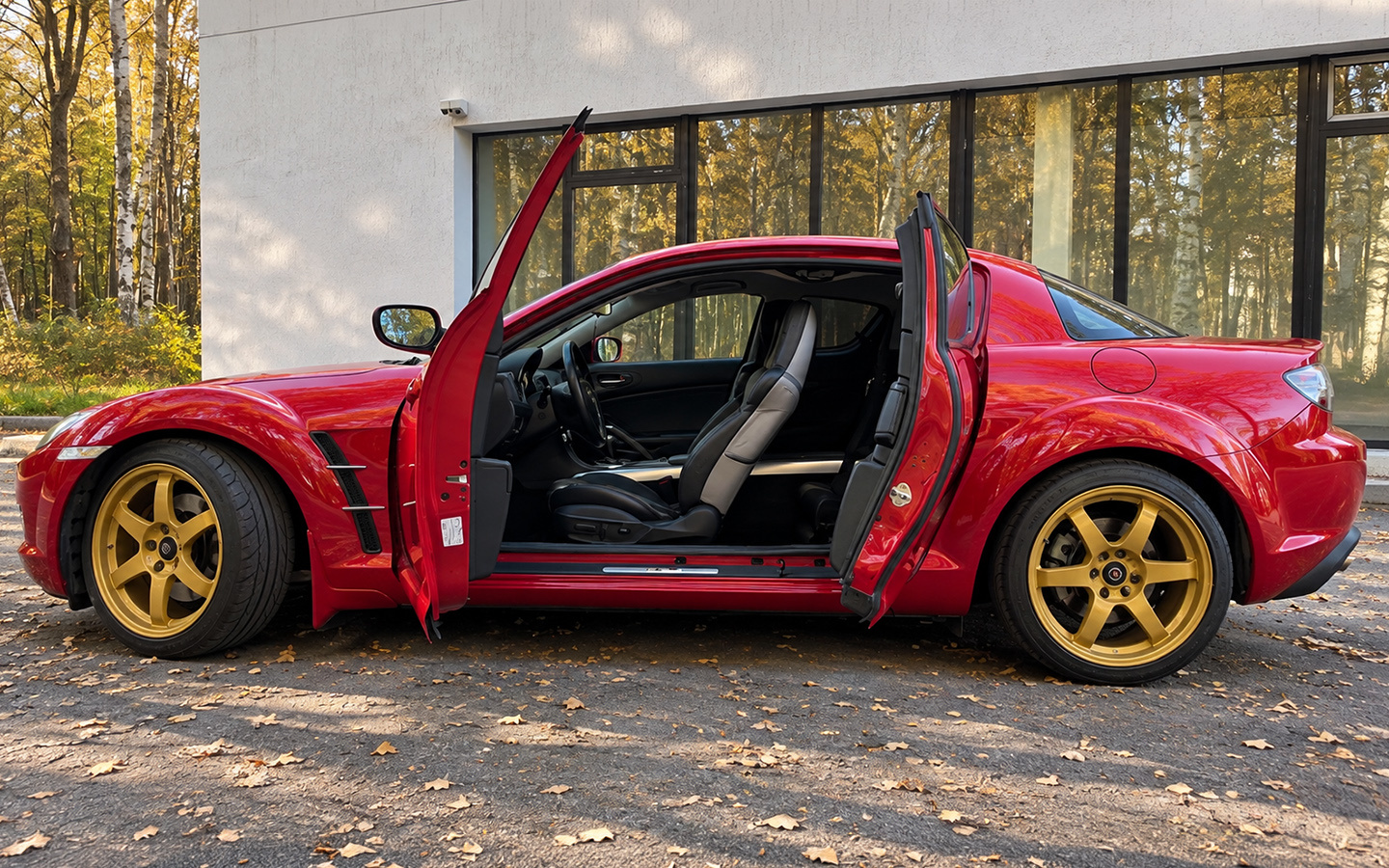 Интересной фишкой RX-8 стали распашные двери, как в Rolls-Royce