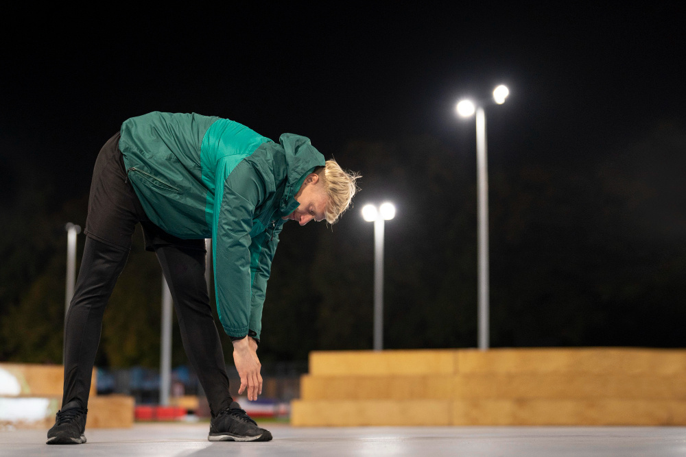 мужчина на вечерней пробежке