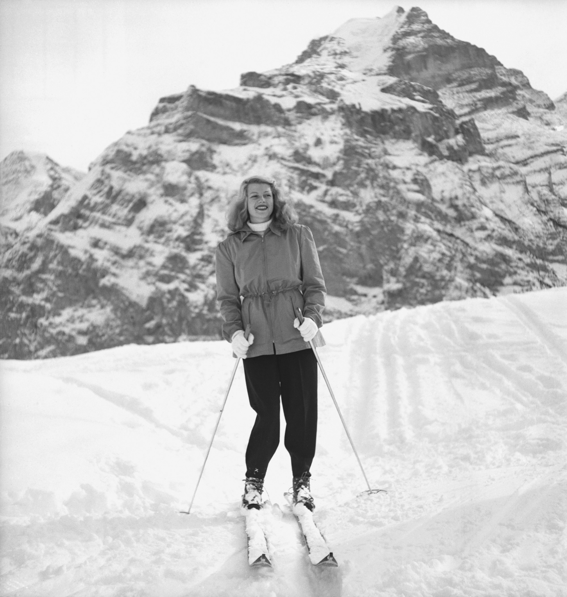 American film actress and dancer Rita Hayworth skiing during her winter holiday at Murren, Switzerland in 1949. (Photo by  )