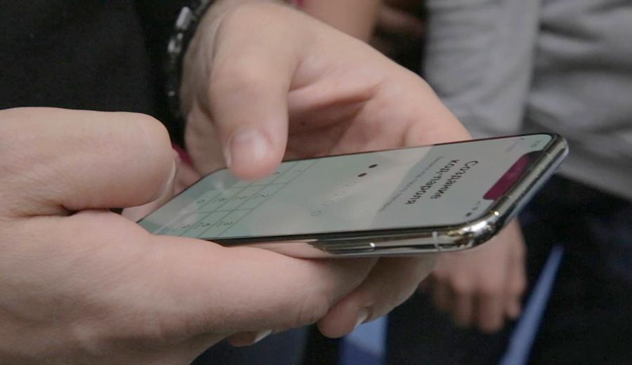 Модель iPhone X по размеру чуть больше "восьмерки", хотя экран у нее сравним с iPhone 8 Plus