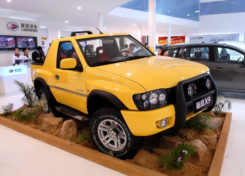 Landwind. Марка образовалась в 2004 году и принадлежит 50/50 двум крупным корпорациям, делающим автомобили и под своими брендами – Changan и JMC. Изначально планировалось только производство внедорожников, но затем появились и седаны. На снимке – Landwind X9.