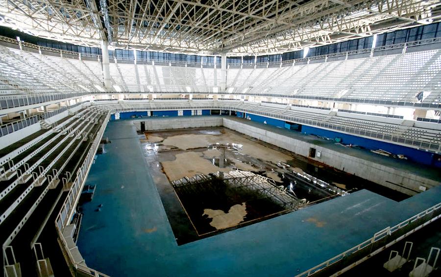 Спустя полгода после Игр-2016 олимпийский бассейн на почти 15 000 зрителей стоимостью $38 млн выглядит так. По плану его должны были разобрать после соревнований и превратить в два водных центра поменьше