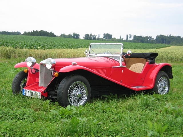 EAM (Edelsbrunner Automobile München). Основанная в 1990 году и просуществовавшая всего несколько лет фирма, производившая ретрокары в стиле 30-х. На снимке – единственная серийная модель компании EAM Nuvolari S1 (1990).