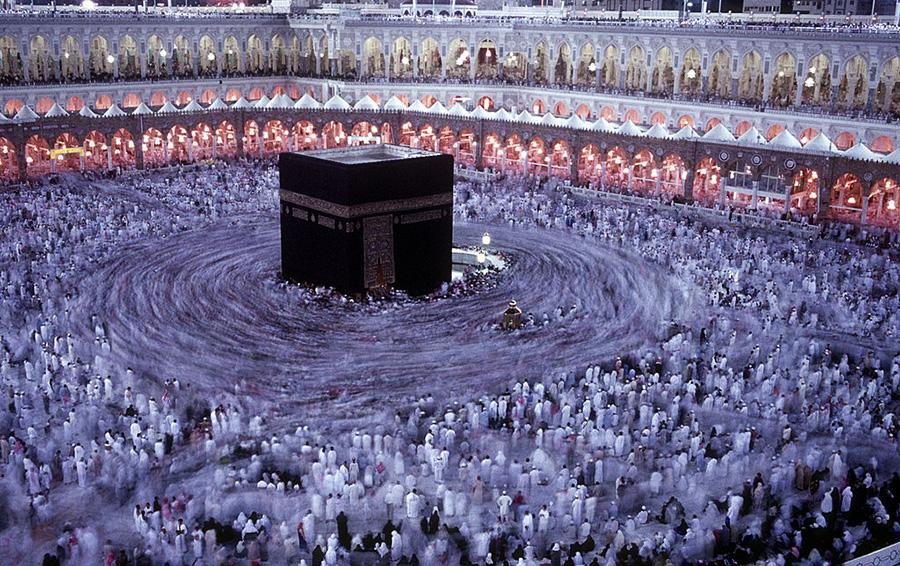 Фото Reza / Getty Images Мусульмане обходят Каабу, самое священное святилище ислама и святыню паломничества, в мечети Масджид аль-Харам. Мекка, Саудовская Аравия.