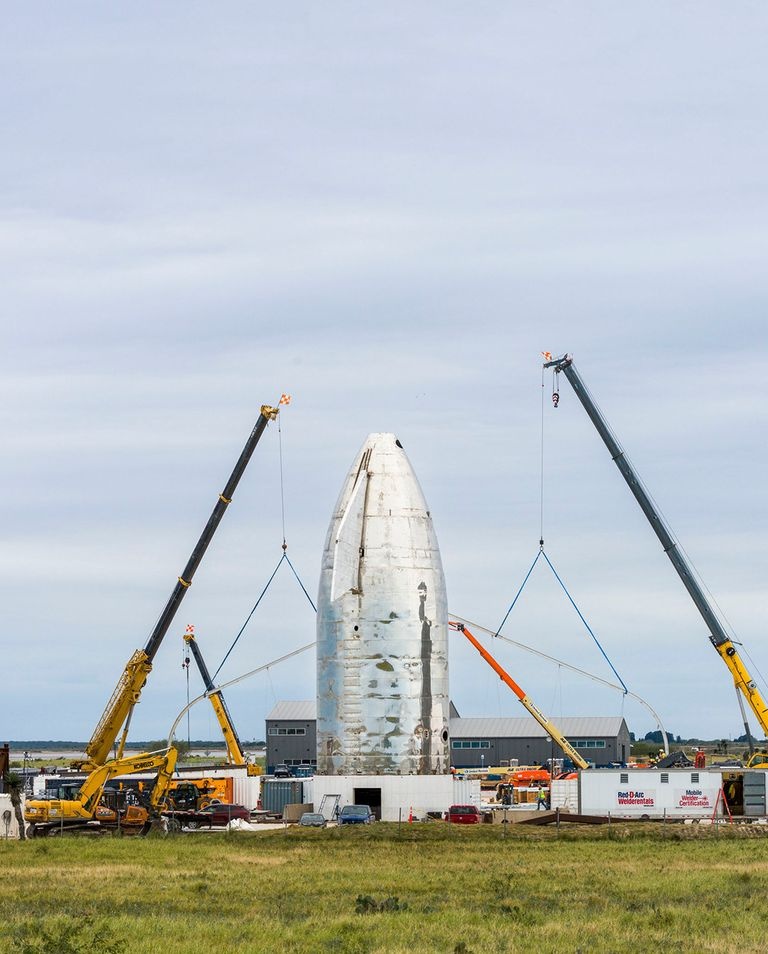 В середине ноября, когда Мэри наблюдала за зоной SpaceX в объектив камеры, навес над Mk1 внезапно взлетел в небо; остальная часть ракеты исчезла за вздымающимся потоком азота. Ракета  взорвалась во время испытания на герметичность и никогда не полетит в космос. Но в SpaceX назвали инцидент «незначительной неудачей», поскольку команда уже работала над обновленной версией Mk3.