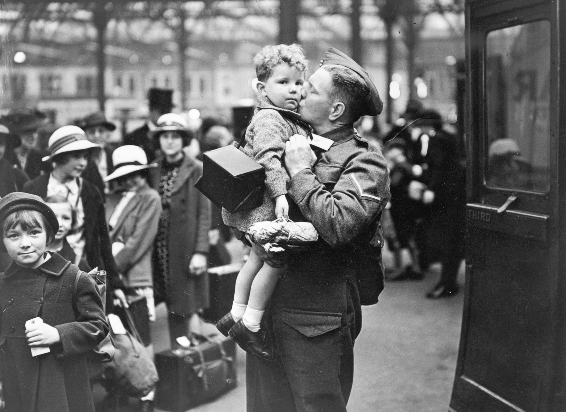 Солдат Британских экспедиционных сил прощается с своим маленьким сыном в пункте эвакуации в Лондоне, 13 июня 1940 года