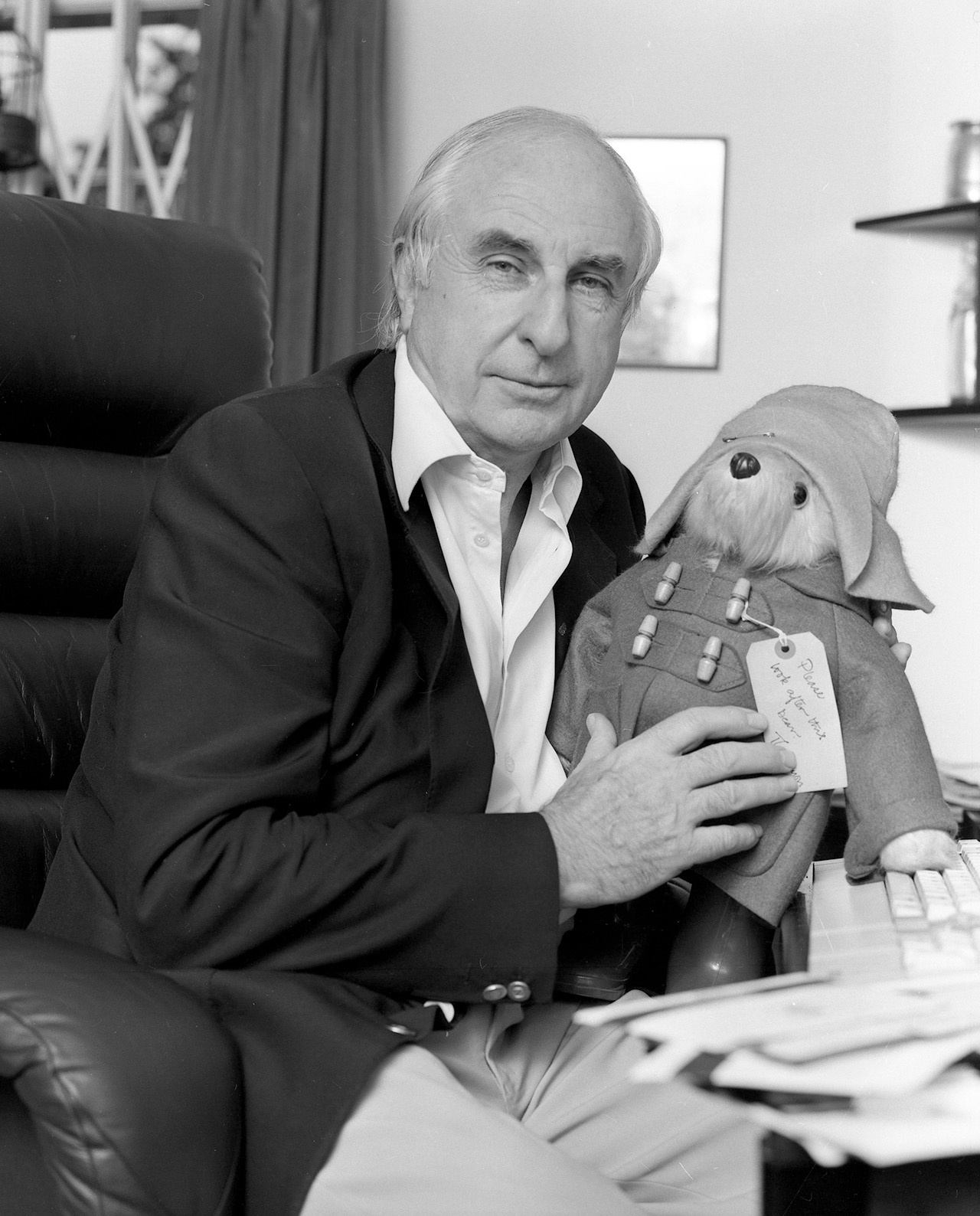 Майкл Бонд с игрушечным мишкой Паддингтоном