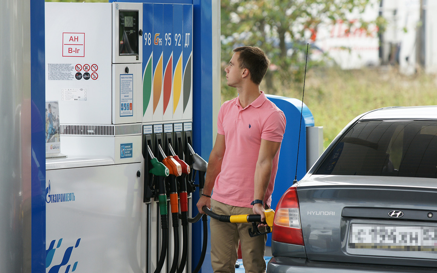 На заправке вместо наличных или банковской карты водитель использует топливную карту — средства списываются автоматически