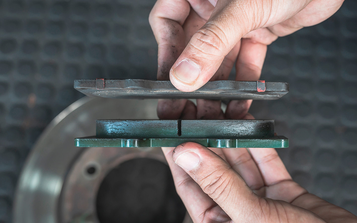 Чаще всего скрип тормозных колодок свидетельствует об их износе