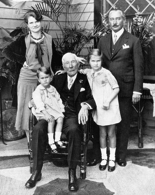 Getty Images Джон Рокфеллер-ст. с внучкой Матильдой Рокфеллер-Маккормик и ее семьей (1900)