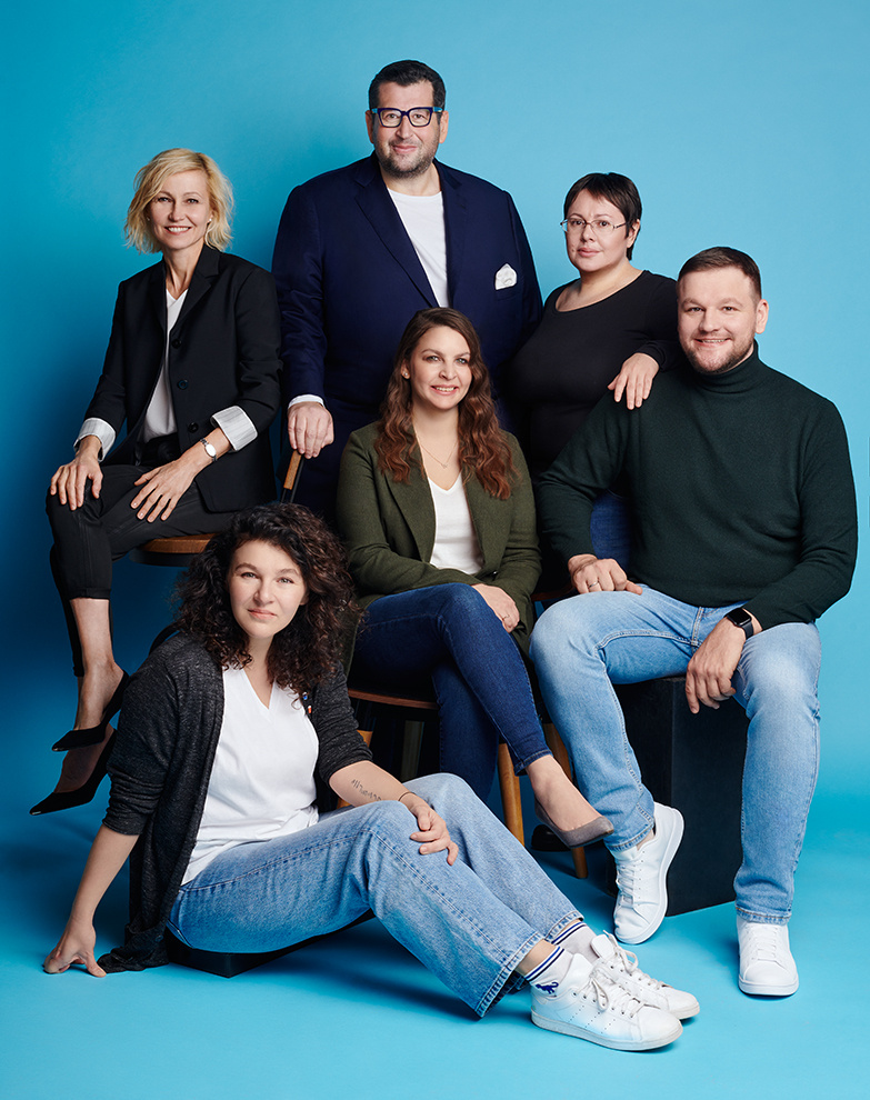 БЛАГОТВОРИТЕЛЬНОСТЬ (слева направо): Ингеборга Дапкунайте, Ян Яновский, Елена Альшанская, Митя Алешковский, Анна Ривина (в центре), Вера Шенгелия (внизу)