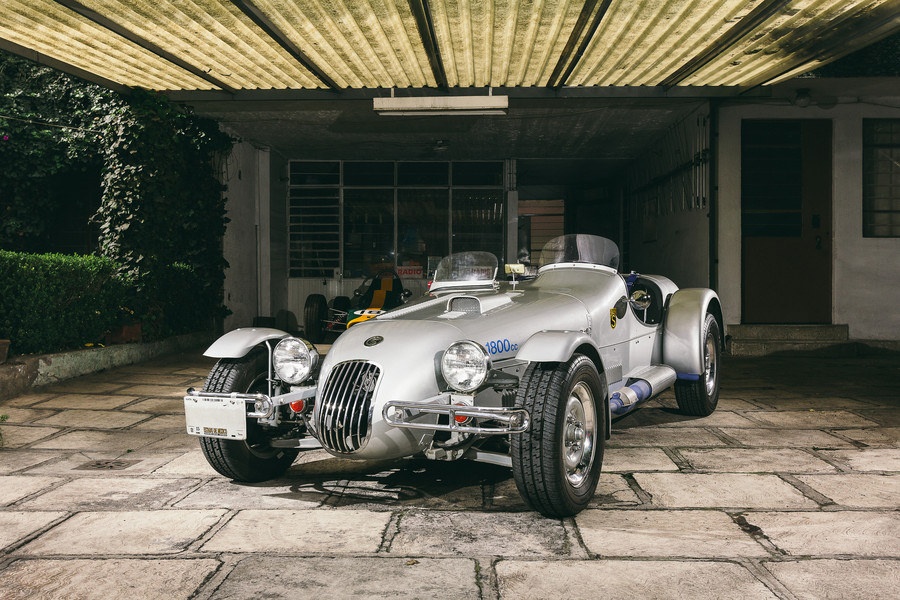 Компания Solana существует в Мехико с 1936 года и занимается тюнингом, но иногда под заказ изготовляет и полноценные автомобили под собственной маркой. Преимущественно это гоночные и спортивные модели, и обычно – в единственном экземпляре под заказчика. На снимке ретро-спорткар Solana Sport Series II 1996 года выпуска.