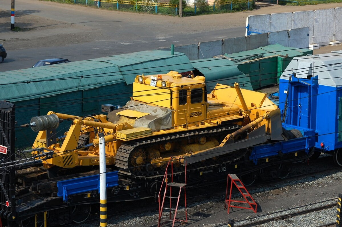 трактор дэт-250 на вагоне платформе