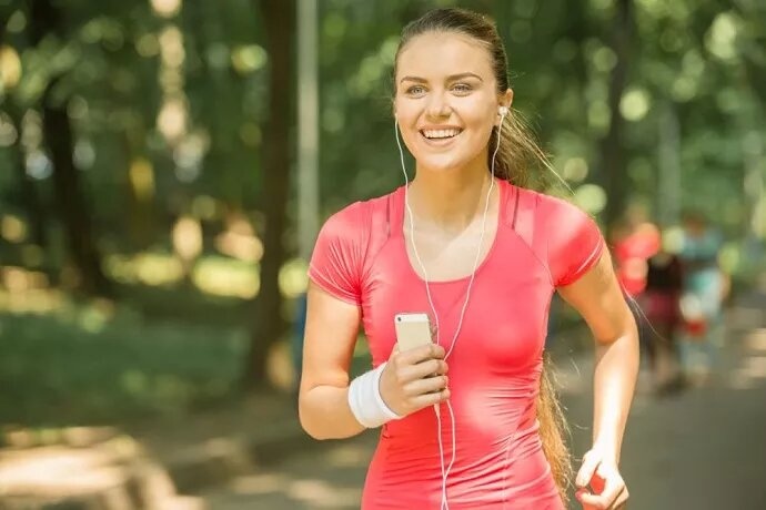 Утреннюю прогулку можно заменить легкой домашней зарядкой.