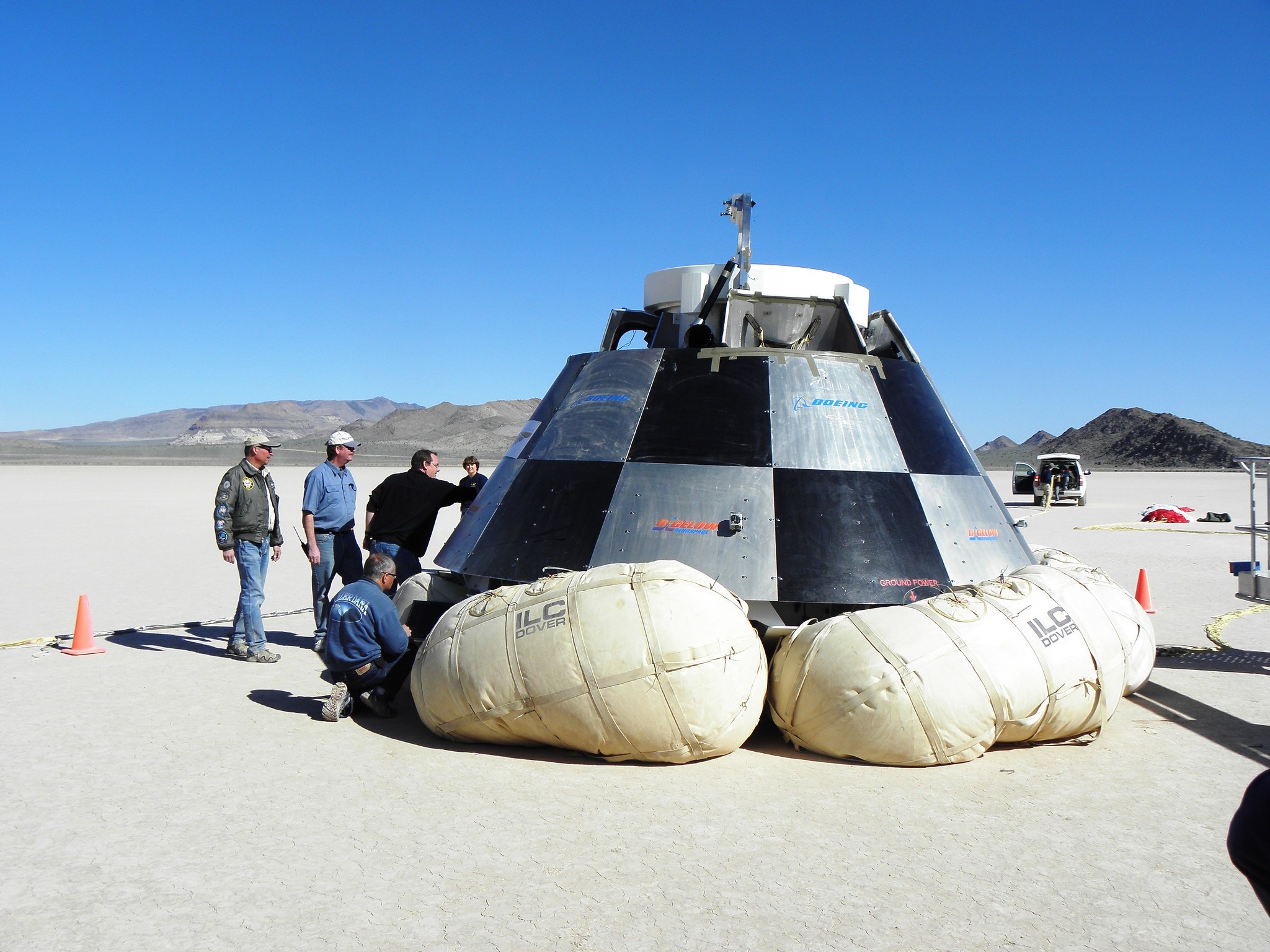 В отличие от всех более ранних американских космических кораблей, CST-100 Starliner от Boeing будет садиться не в море, а на сушу, смягчая удар при посадке при помощи «подушек безопасности» под днищем.