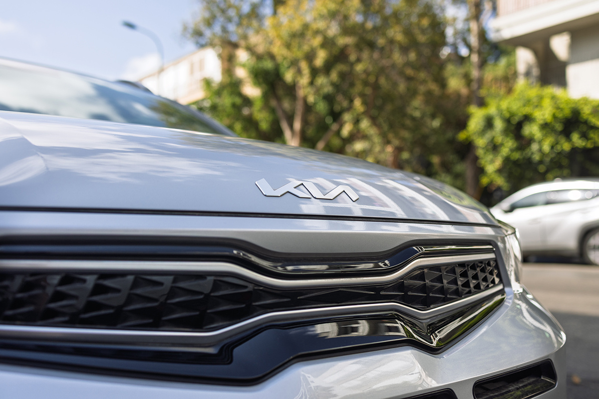 Современный логотип Kia выполнен в виде стилизованного названия марки без овала