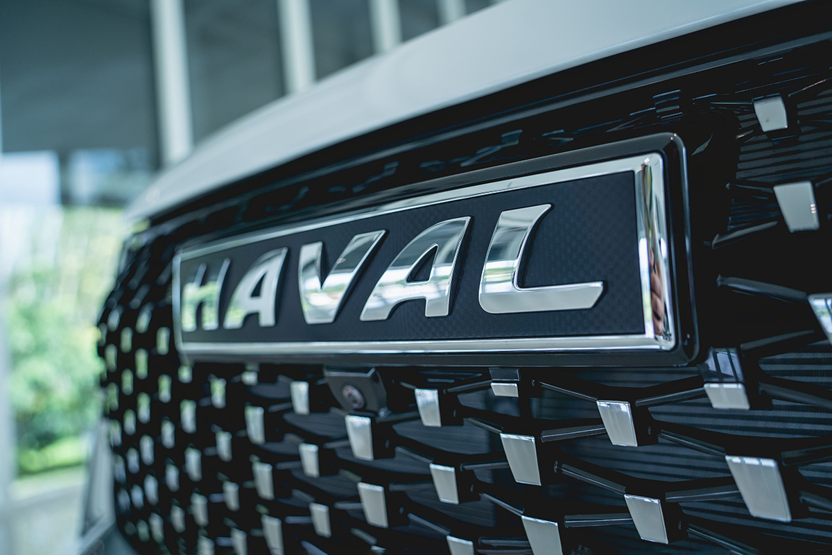 Логотип Haval представлен красным или серебристым ромбом с названием марки внутри